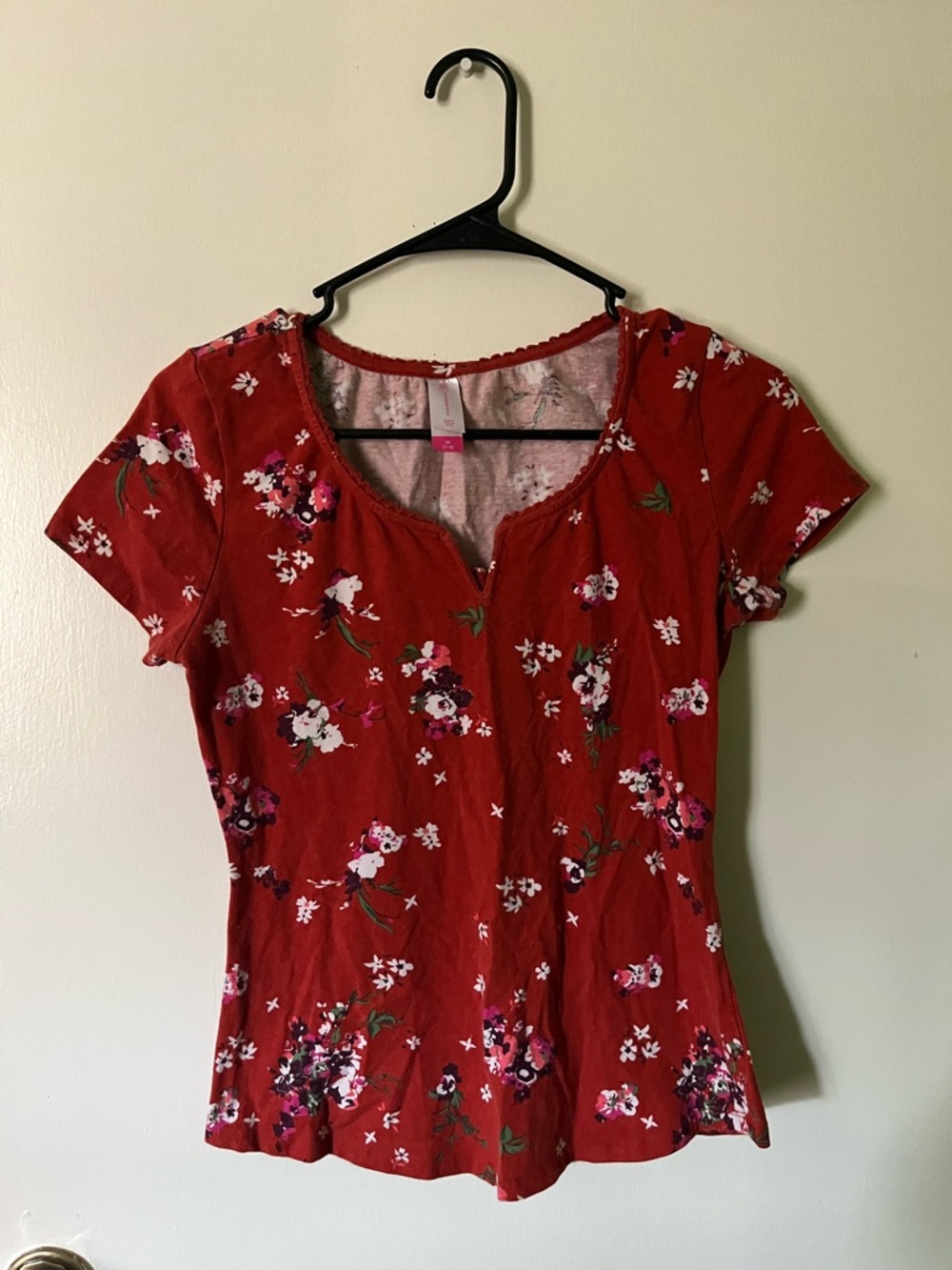 No Boundaries Red Floral Short Sleeve Scoop Neck Tee